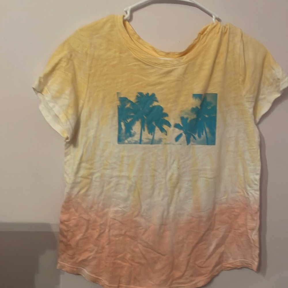 EUC Old Navy sunset palm tree tee. Size M